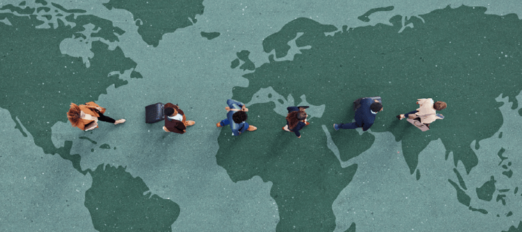 Grupo de pessoas caminhando sobre um mapa-múndi, simbolizando viagens e movimentação global, ideal para temas de turismo e negócios.