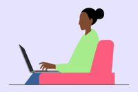 Mulher negra usando o notebook no sofã
